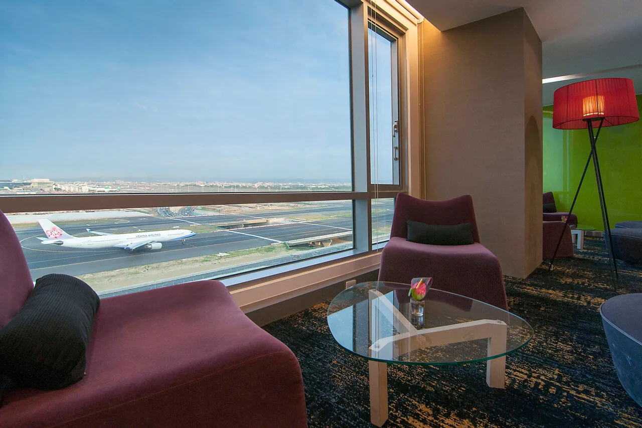 Novotel Taipei Taoyuan International Airport — rooms and atmosphere