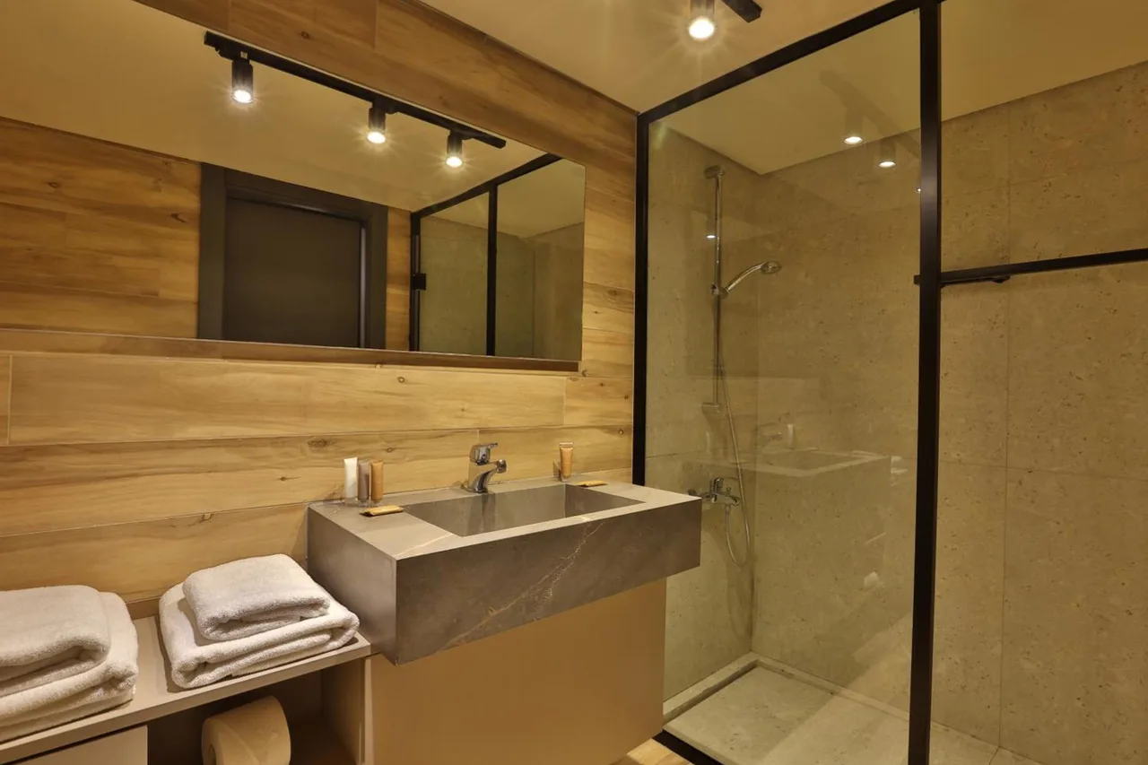 Ocean Blue Hotel & Resort - Jbeil — ภาพห้องพักและบรรยากาศ