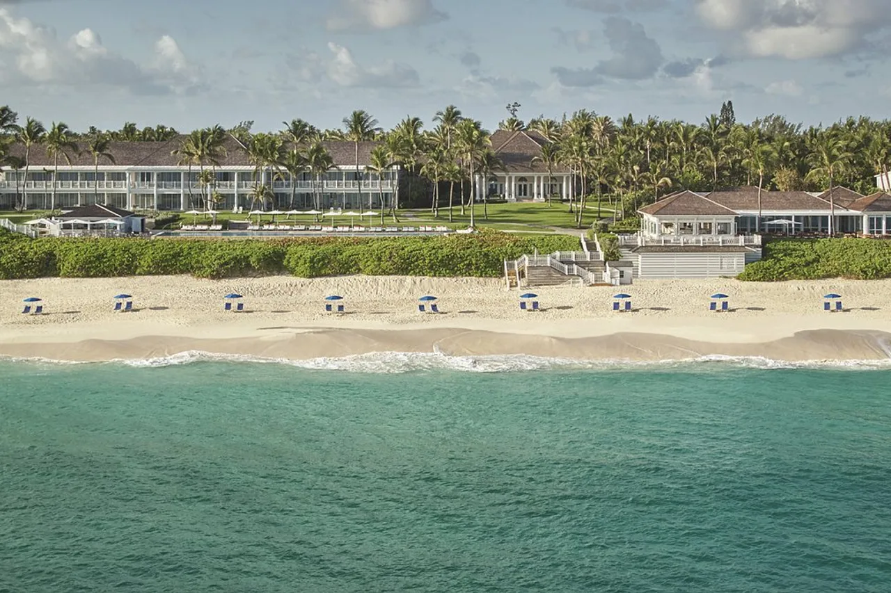 10 โรงแรมแนสซอบาฮามาสน่าพักที่สุด — Paradise Island Atlantis · Cable Beach Baha Mar · Downtown (รีวิวลึก 2026 + 🏝️ 700 เกาะ + Junkanoo · Conch · Cruise hub world-largest)