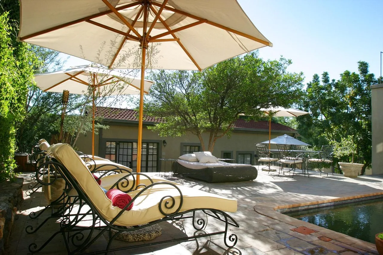 Olive Grove Guesthouse — โรงแรมในวินด์ฮุก