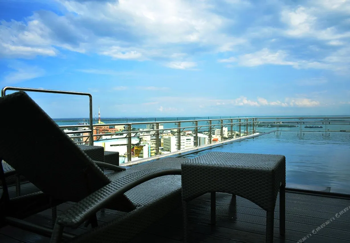 One Central Hotel & Suites — rooms and atmosphere
