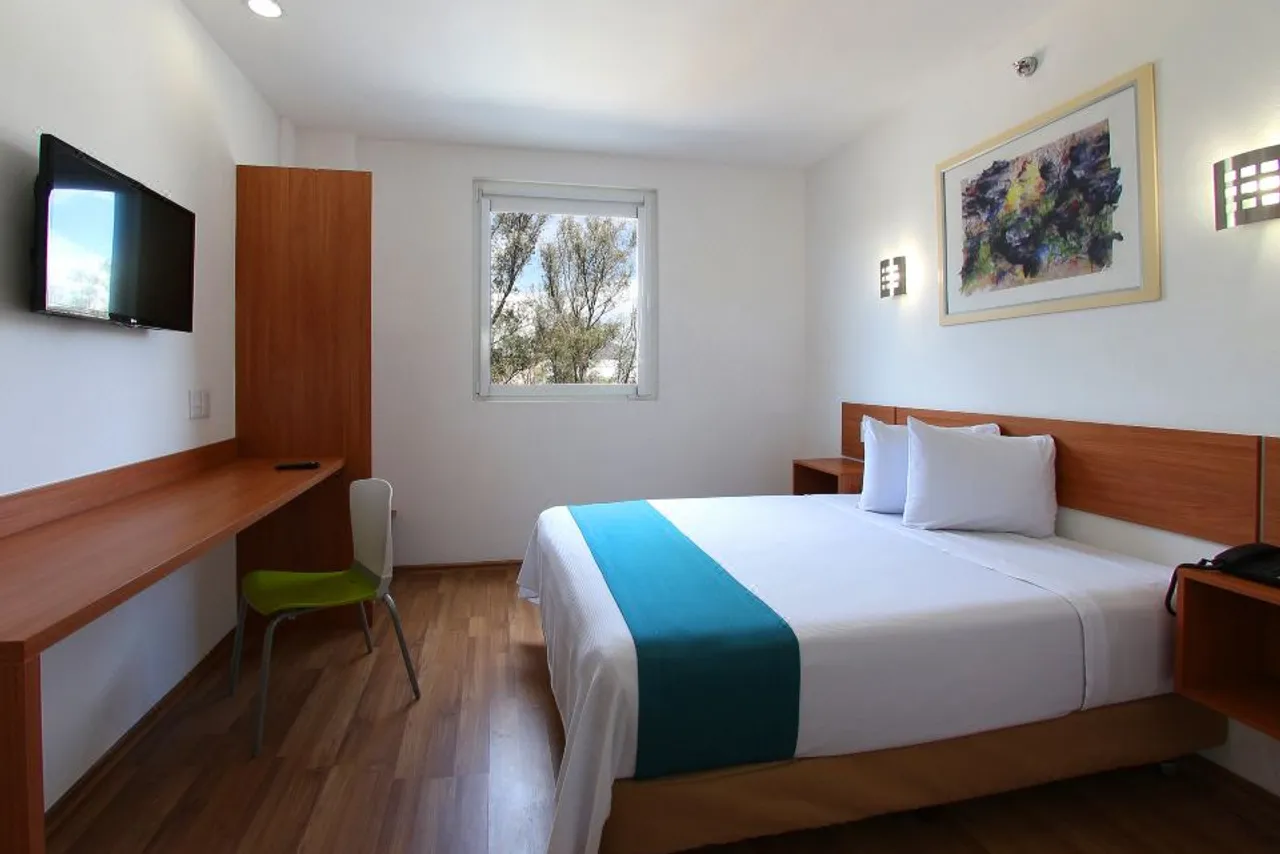 One Guadalajara Periferico Poniente — rooms and atmosphere