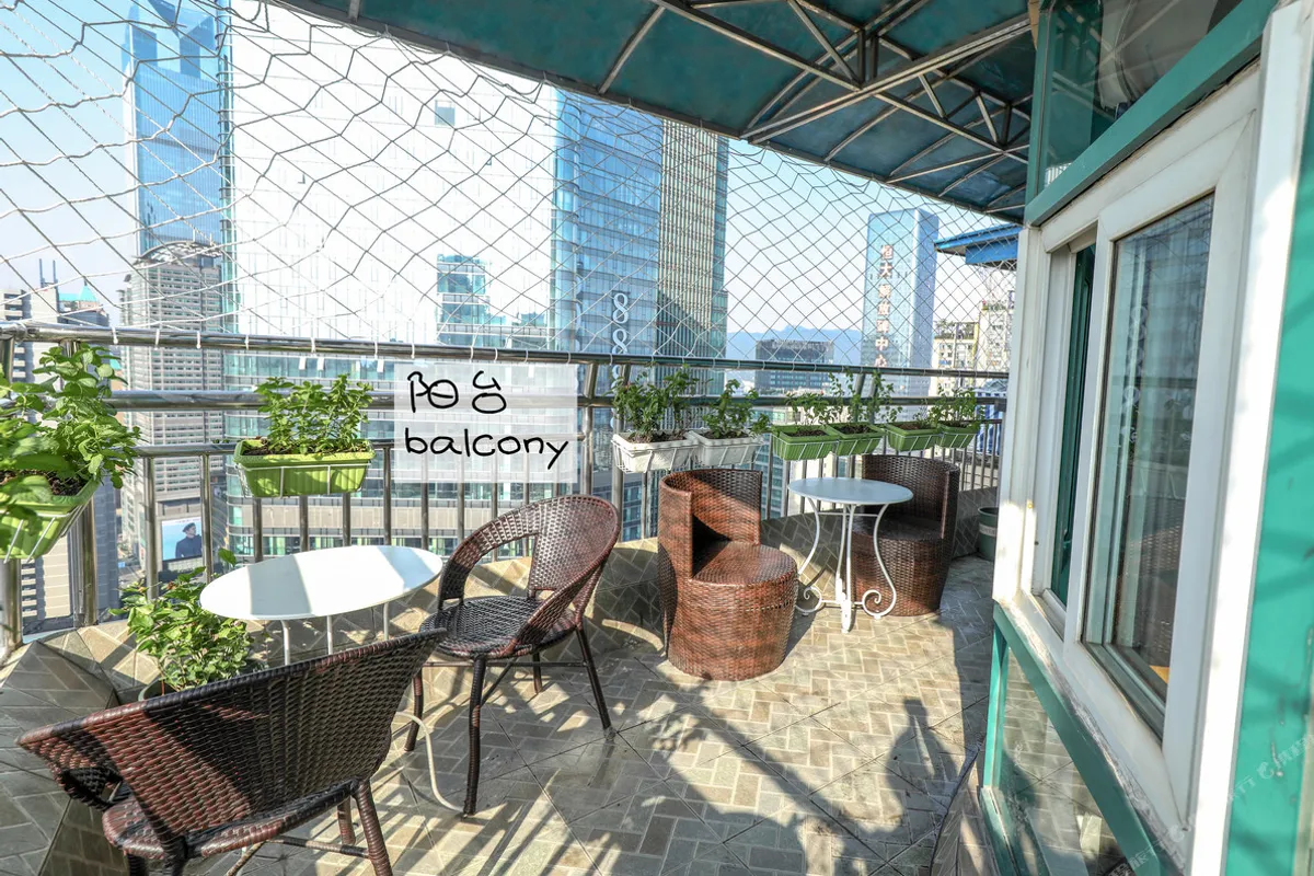 Only Cafe and Backpacker Chongqing — rooms and atmosphere