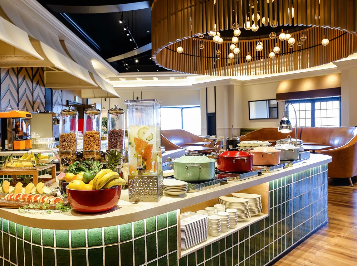Oriental Hotel Universal City — rooms and atmosphere