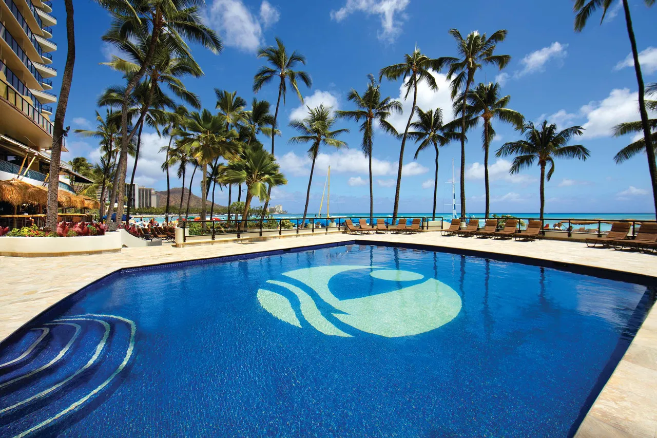 Outrigger Waikiki Beach Resort — rooms and atmosphere