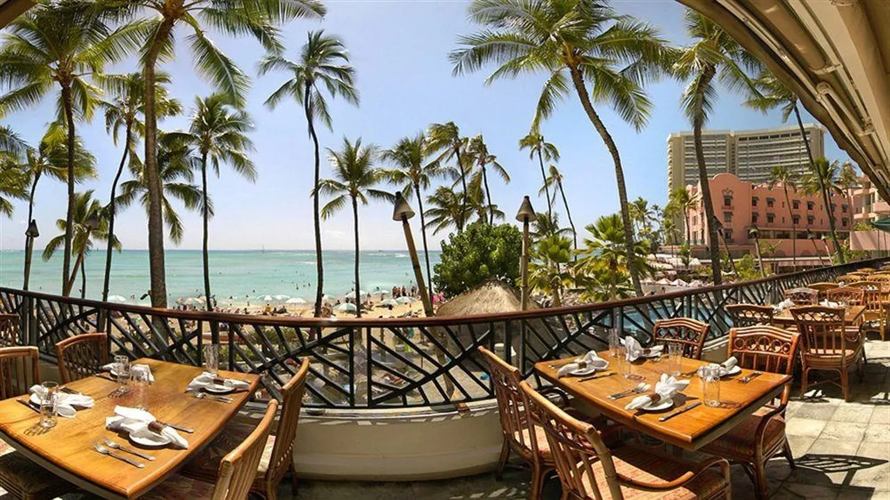 Outrigger Waikiki Beach Resort — rooms and atmosphere