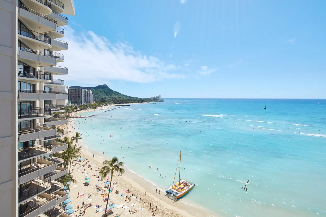 Outrigger Waikiki Beach Resort — rooms and atmosphere