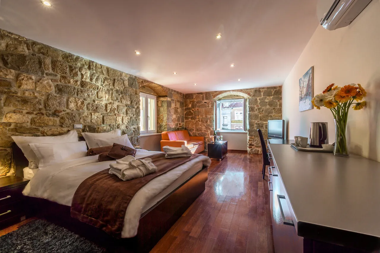 Palace Suites Heritage Hotel — rooms and atmosphere