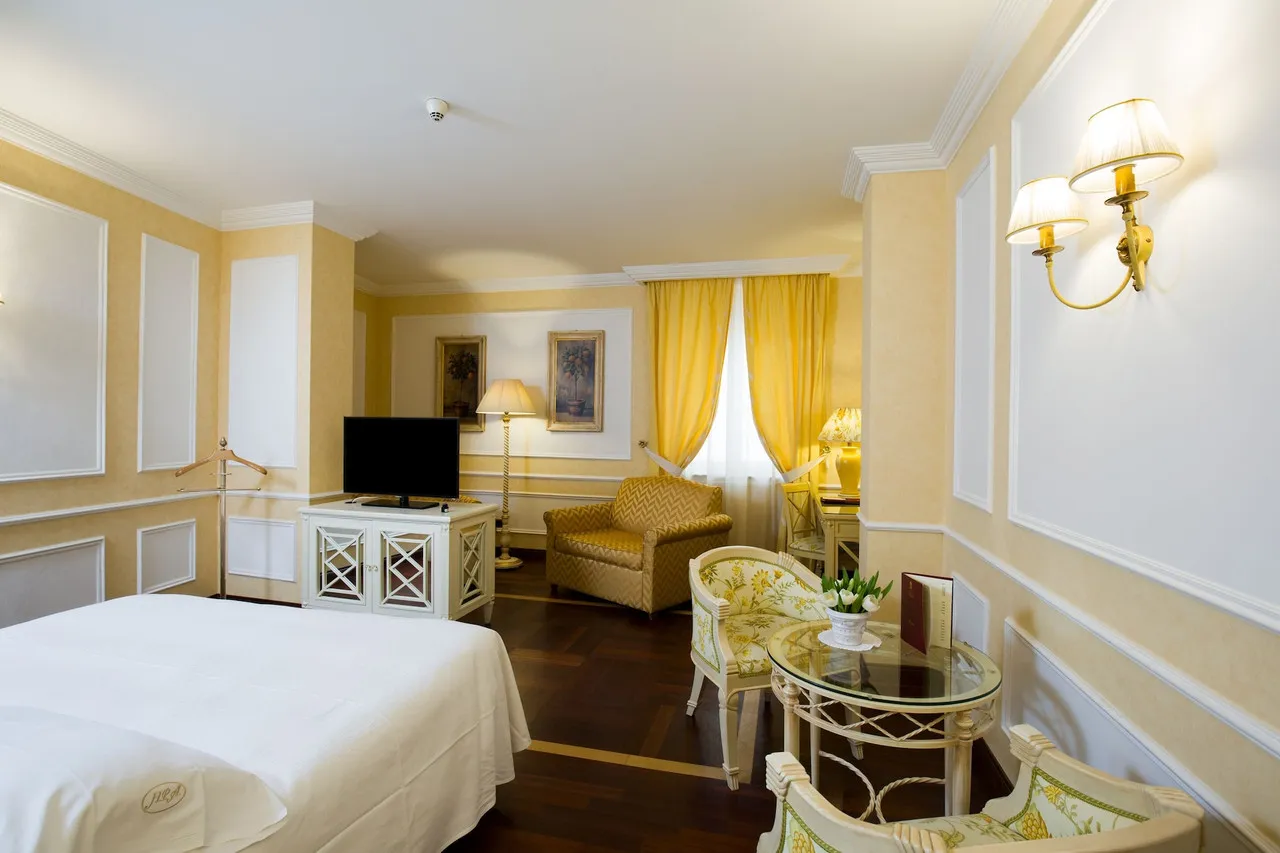 Palazzo Alabardieri — เนเปิลส์