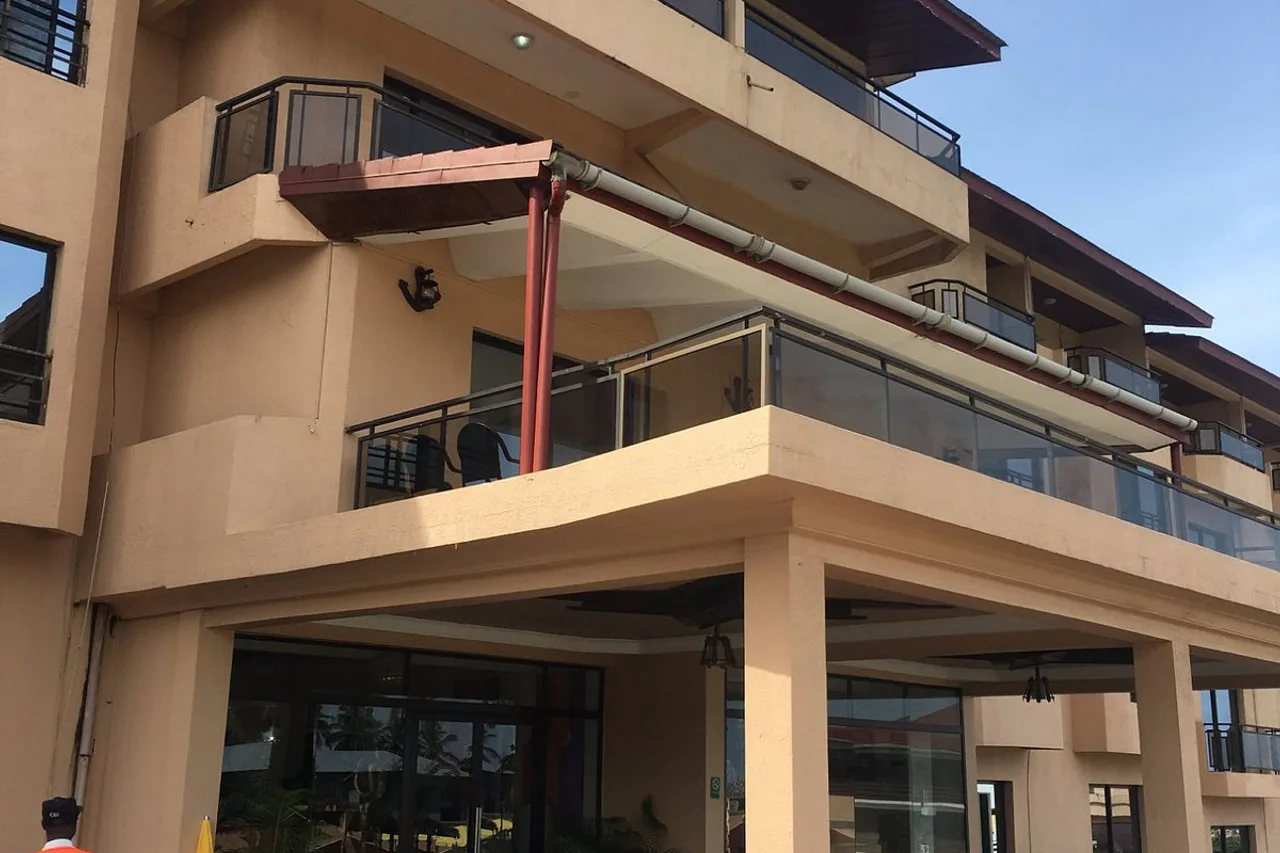Palm Spring Resort — โรงแรมในมอนโรเวีย