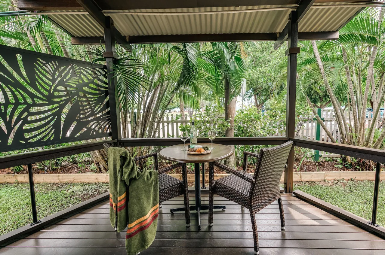 Palms City Resort — rooms and atmosphere