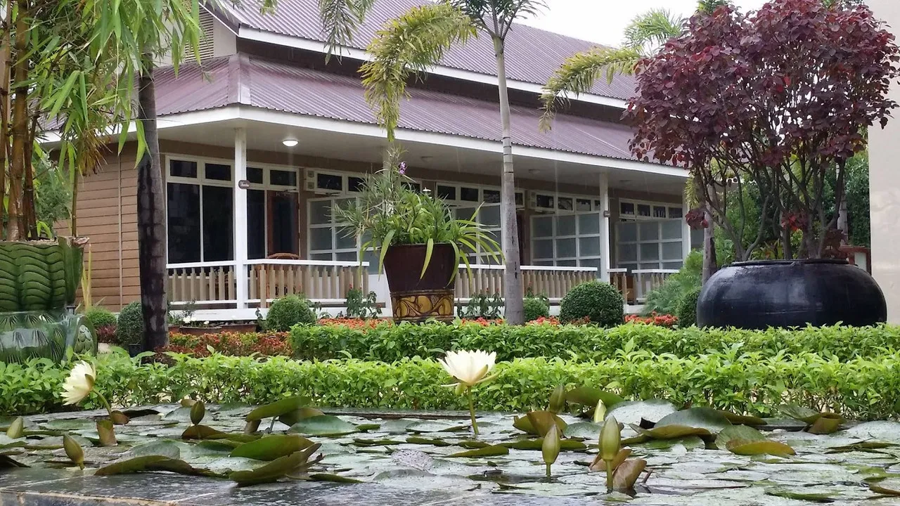 Paradise Hotel Nyaung Shwe — rooms and atmosphere
