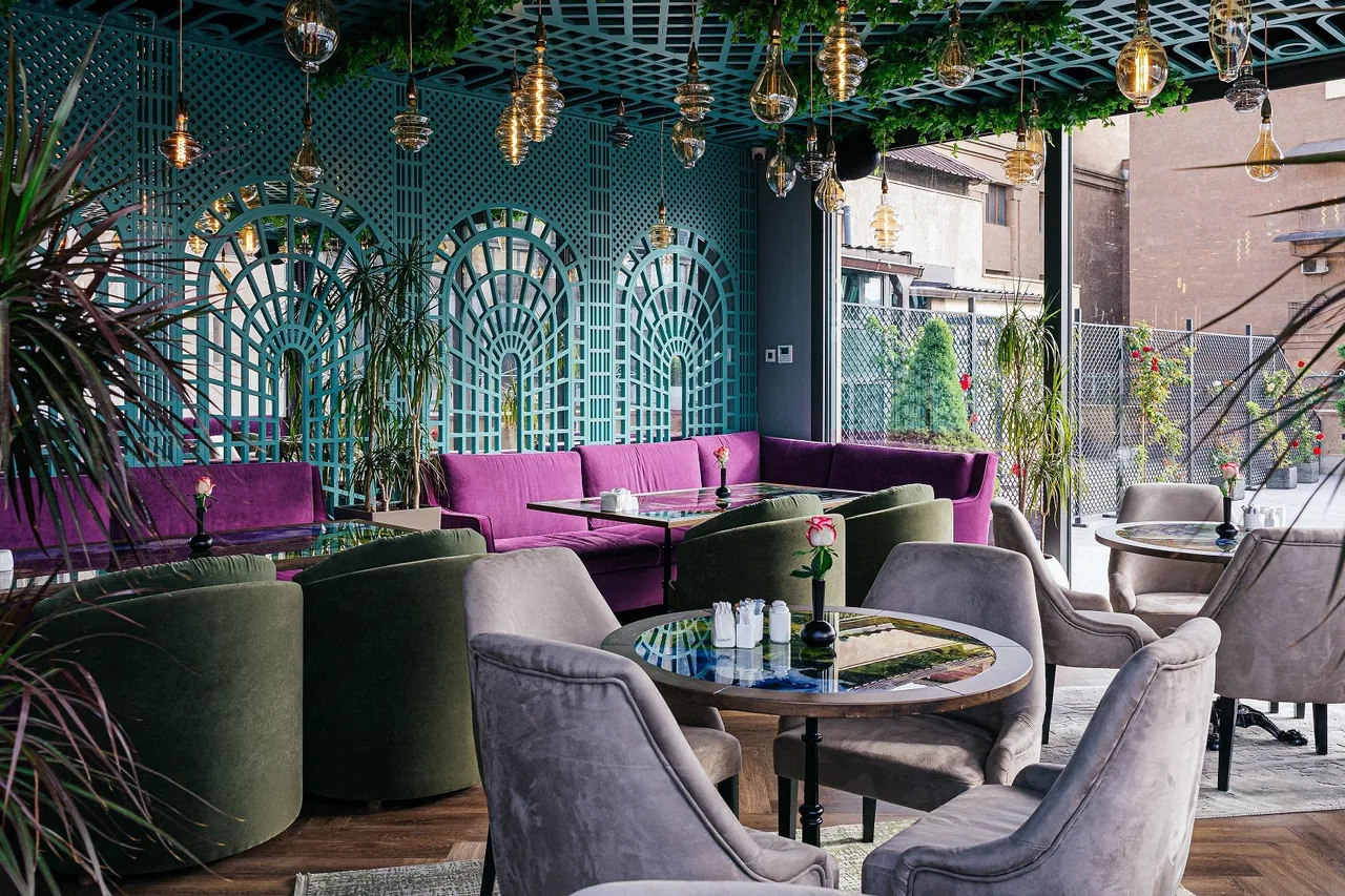 Paris Hotel Yerevan — โรงแรมในเยเรวาน