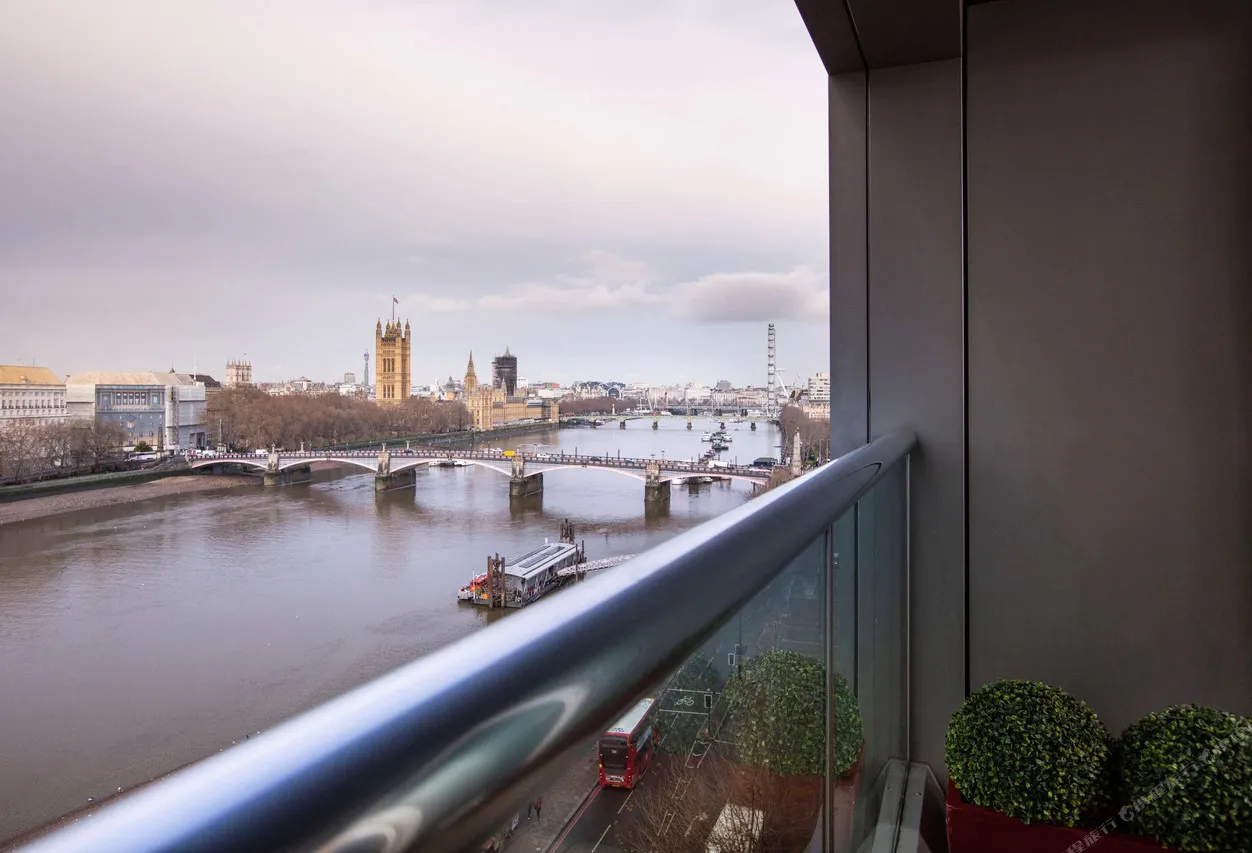Park Plaza London Riverbank — rooms and atmosphere