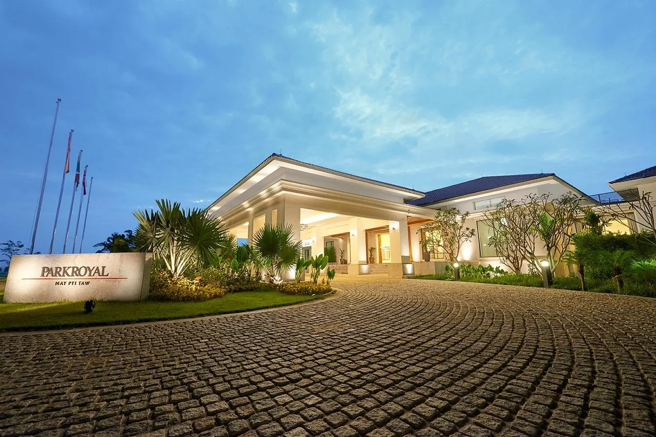 10 โรงแรมเนปยีดอ พม่าน่าพักที่สุด — Hotel Zone · Kandawgyi Lake · Dekkhina Thiri (รีวิวลึก 2026 + 🛕 Uppatasanti Pagoda 99m + 🛣️ 20-lane empty highways + 🏛️ purpose-built capital 2006 + ⚠️ Travel Advisory L4)