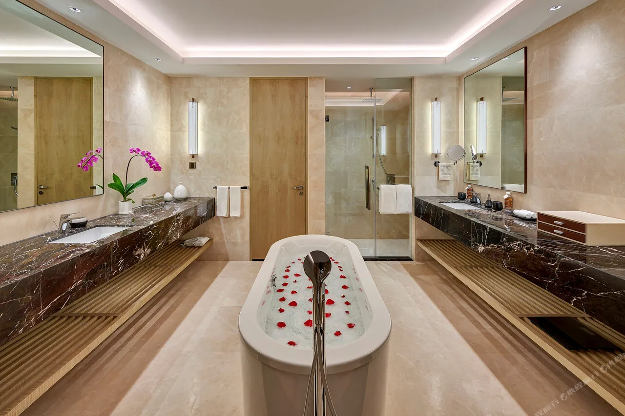 Pavilion Hotel Kuala Lumpur Managed by Banyan Tree — rooms and atmosphere