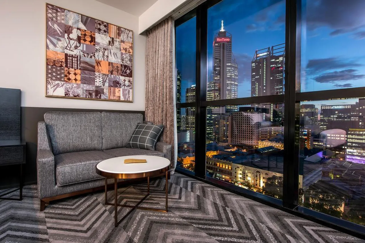 Peppers Kings Square Hotel Perth — rooms and atmosphere
