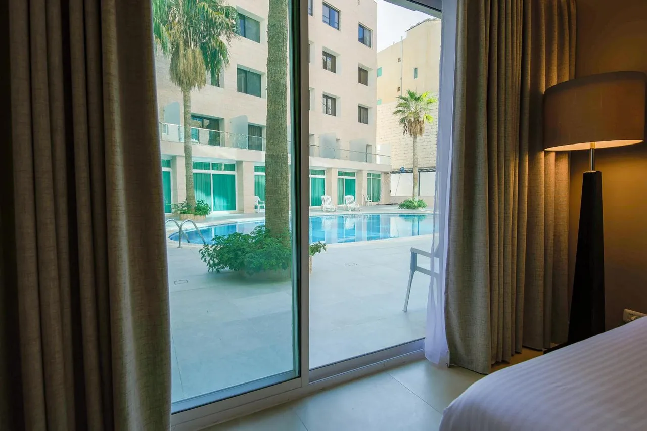 Petra Palace Hotel — rooms and atmosphere