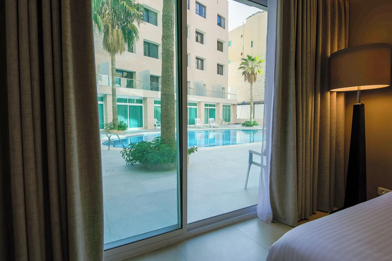Petra Palace Hotel — rooms and atmosphere