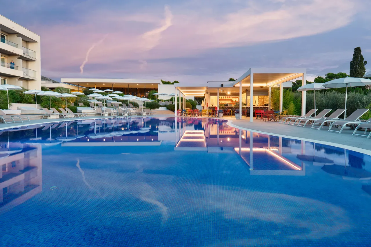 Pharos Hvar Bayhill Hotel — ภาพห้องพักและบรรยากาศ