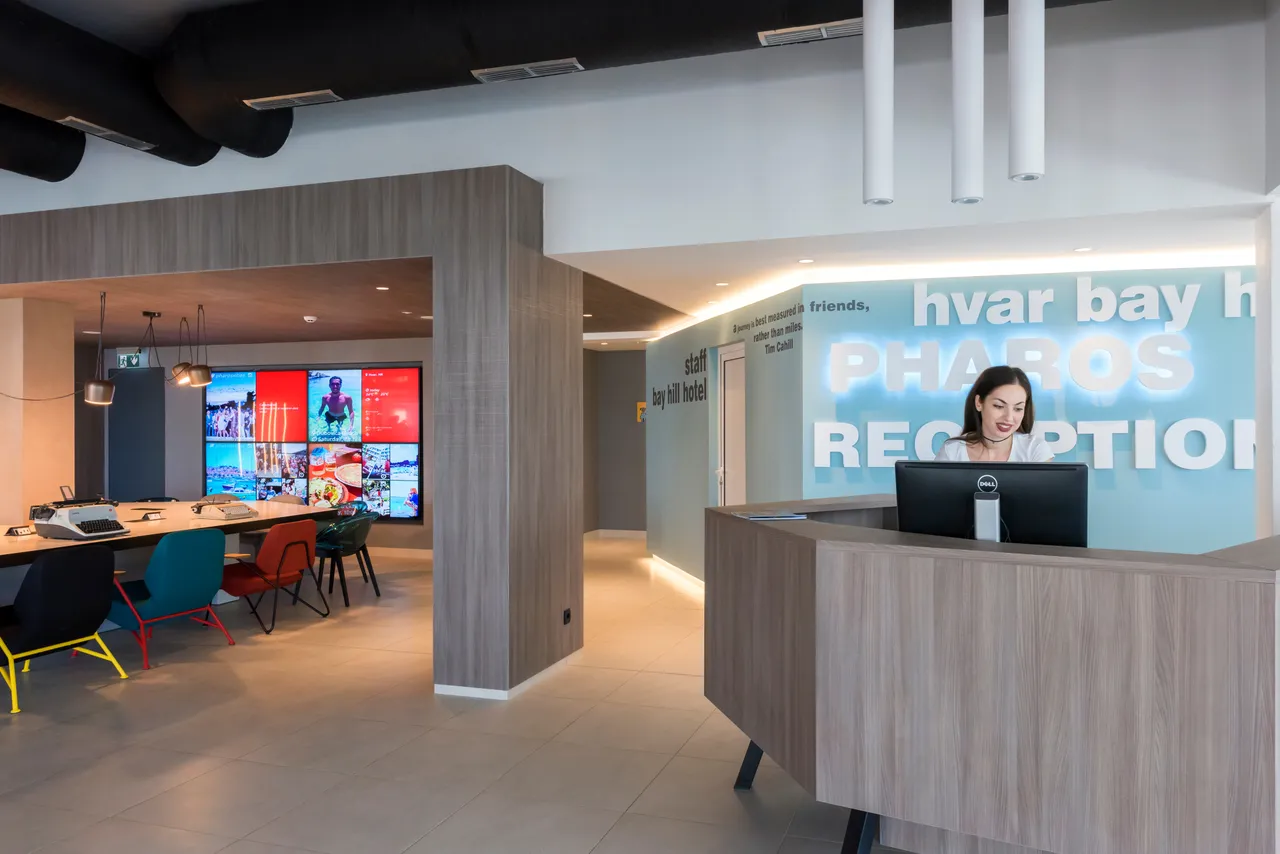 Pharos Hvar Bayhill Hotel — ภาพห้องพักและบรรยากาศ