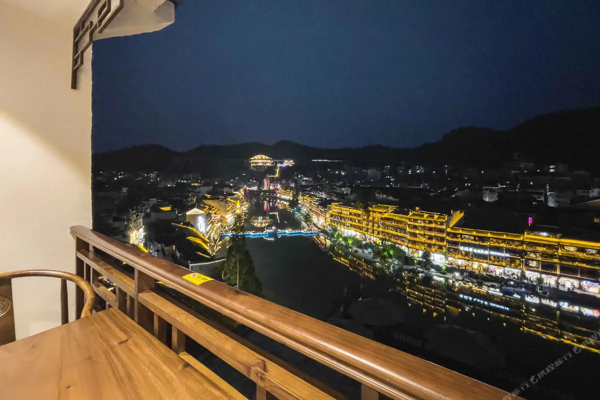 Phoenix Yuanshe Riverview Homestay — rooms and atmosphere