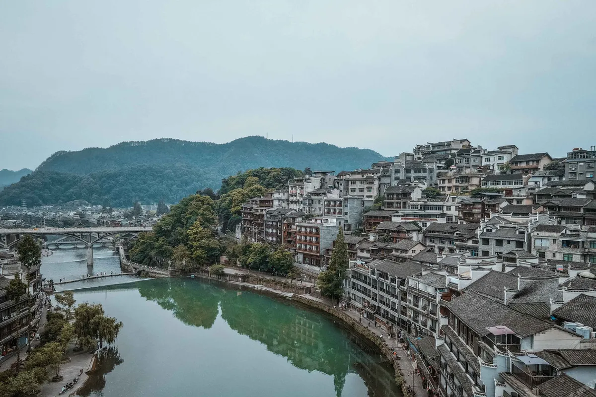 Phoenix Yuanshe Riverview Homestay — rooms and atmosphere