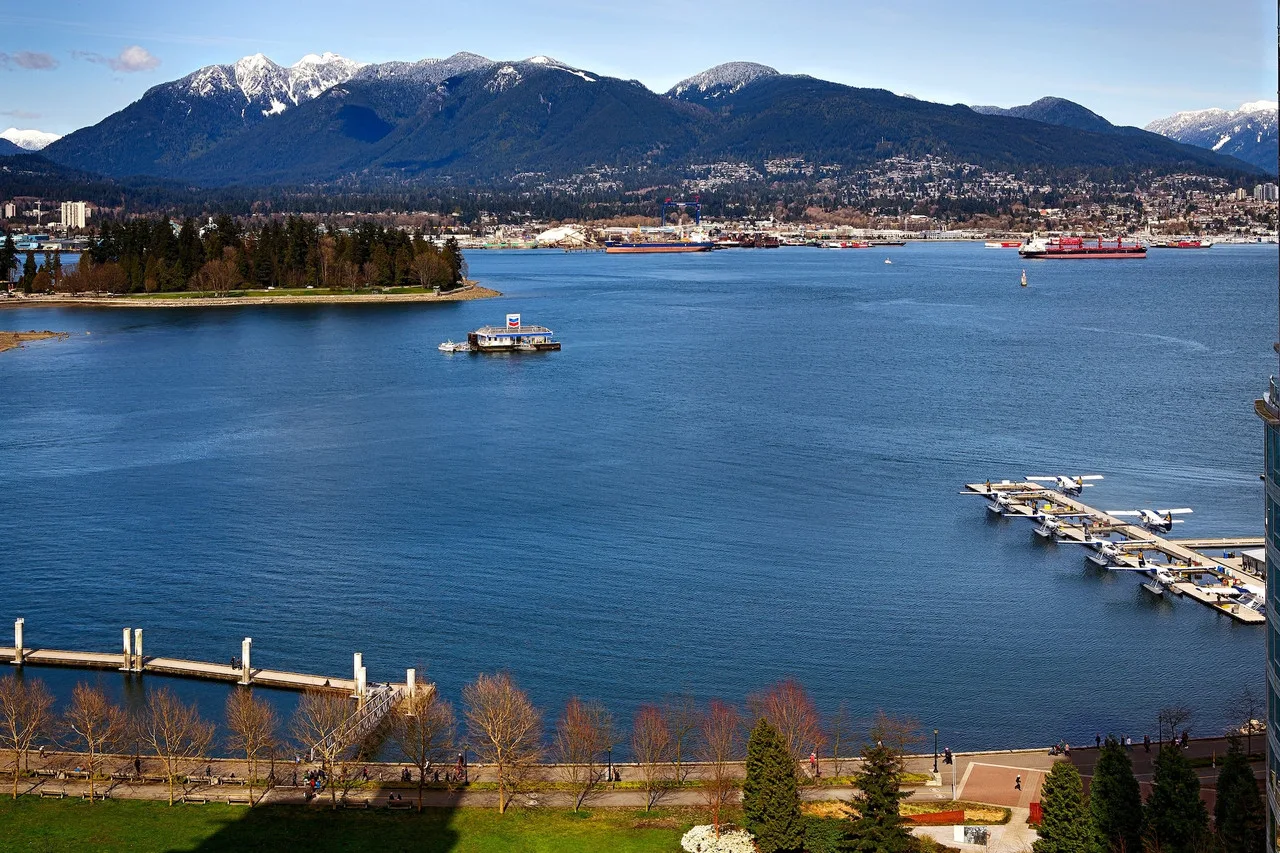 Pinnacle Hotel Vancouver Harbourfront — rooms and atmosphere