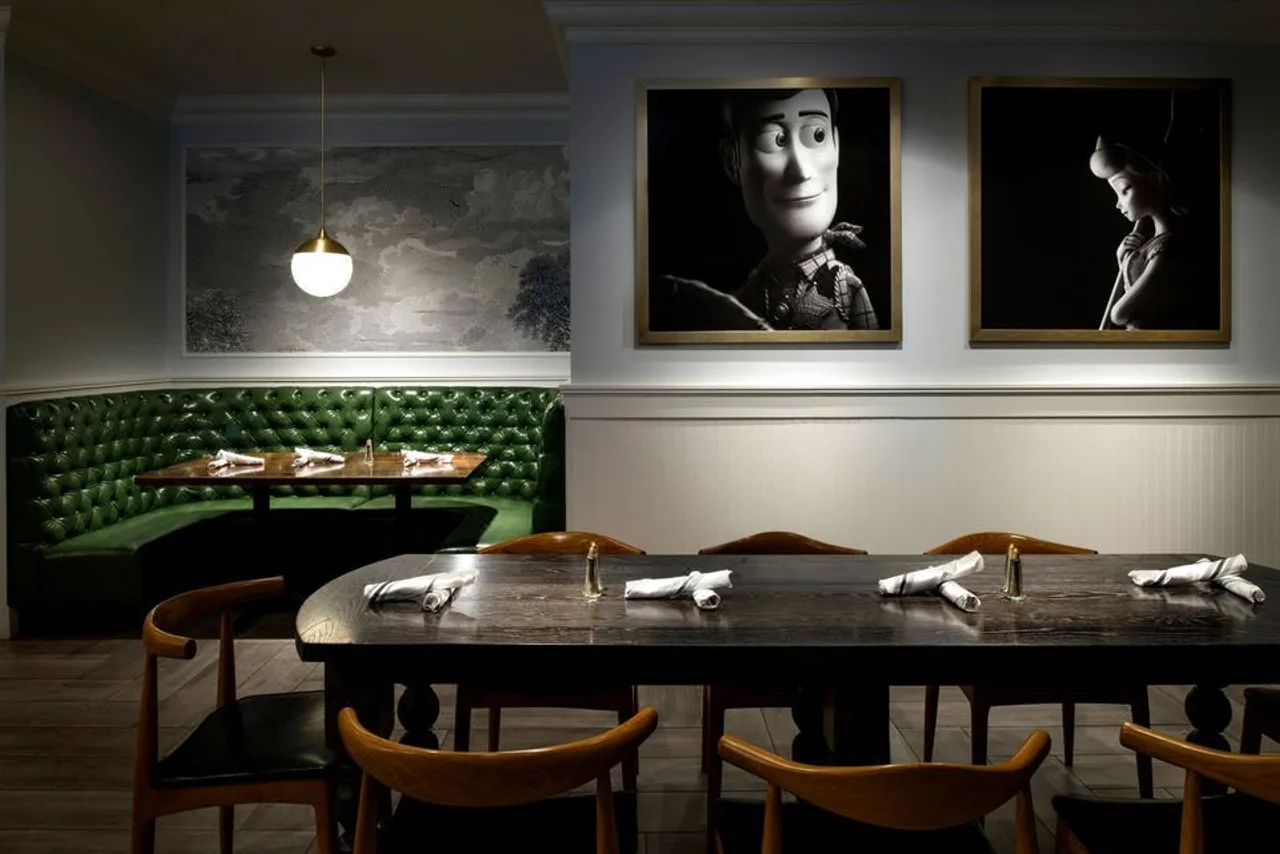 ร้าน Great Maple กับภาพ Woody ที่ Pixar Place Hotel