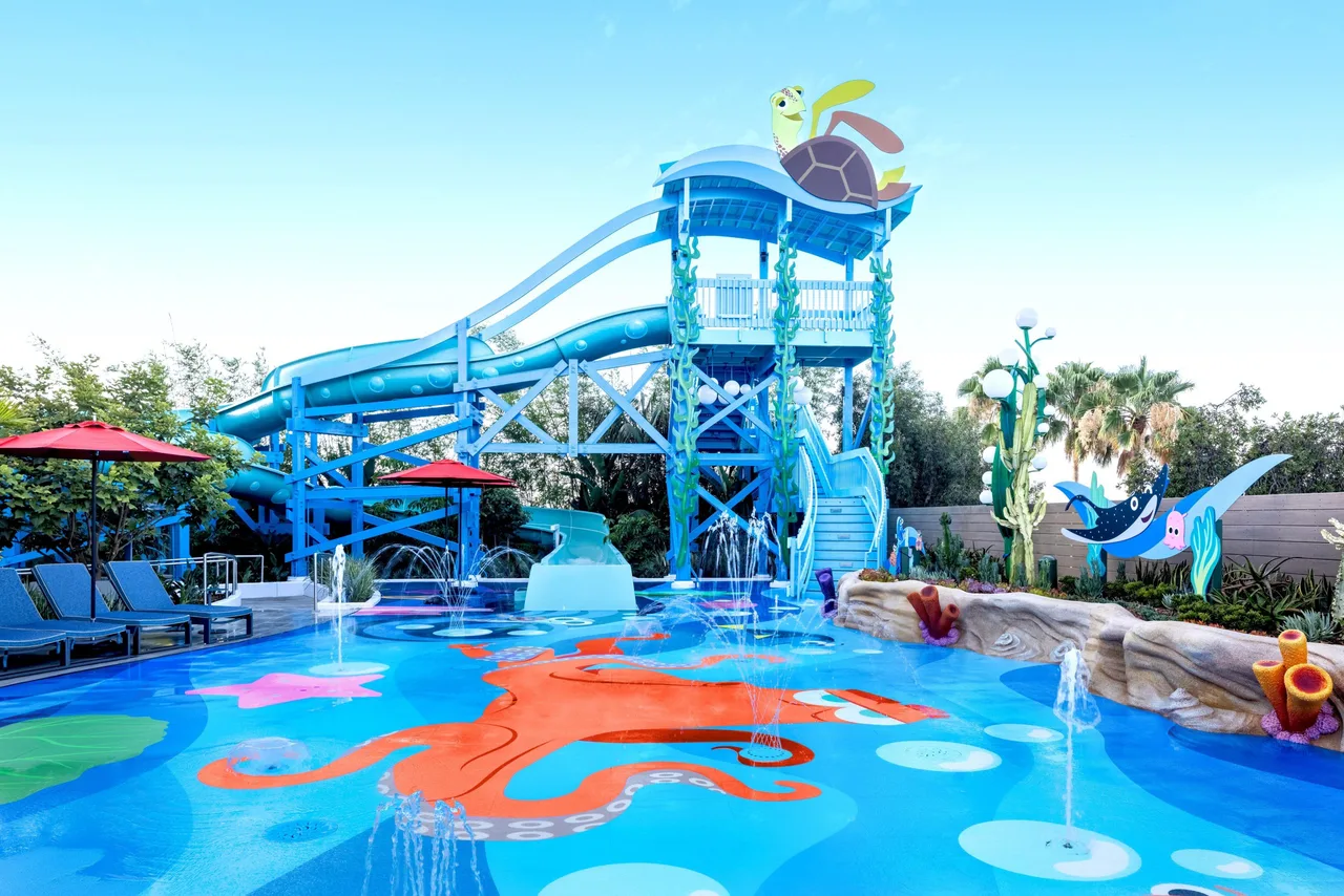 สระดาดฟ้าธีม Finding Nemo ที่ Pixar Place Hotel