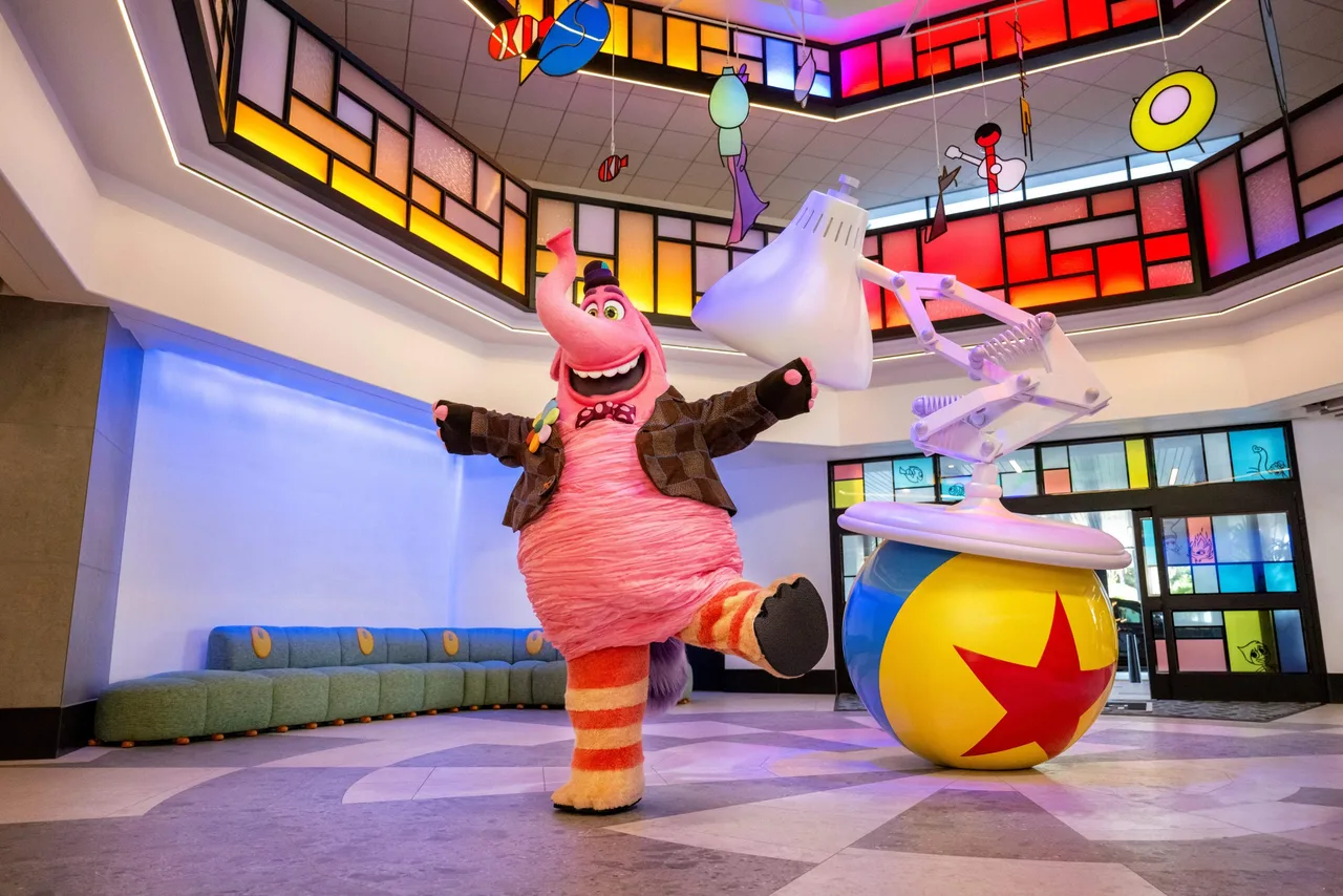 ล็อบบี้ Luxo Jr. บนลูกบอล Pixar ที่ Pixar Place Hotel