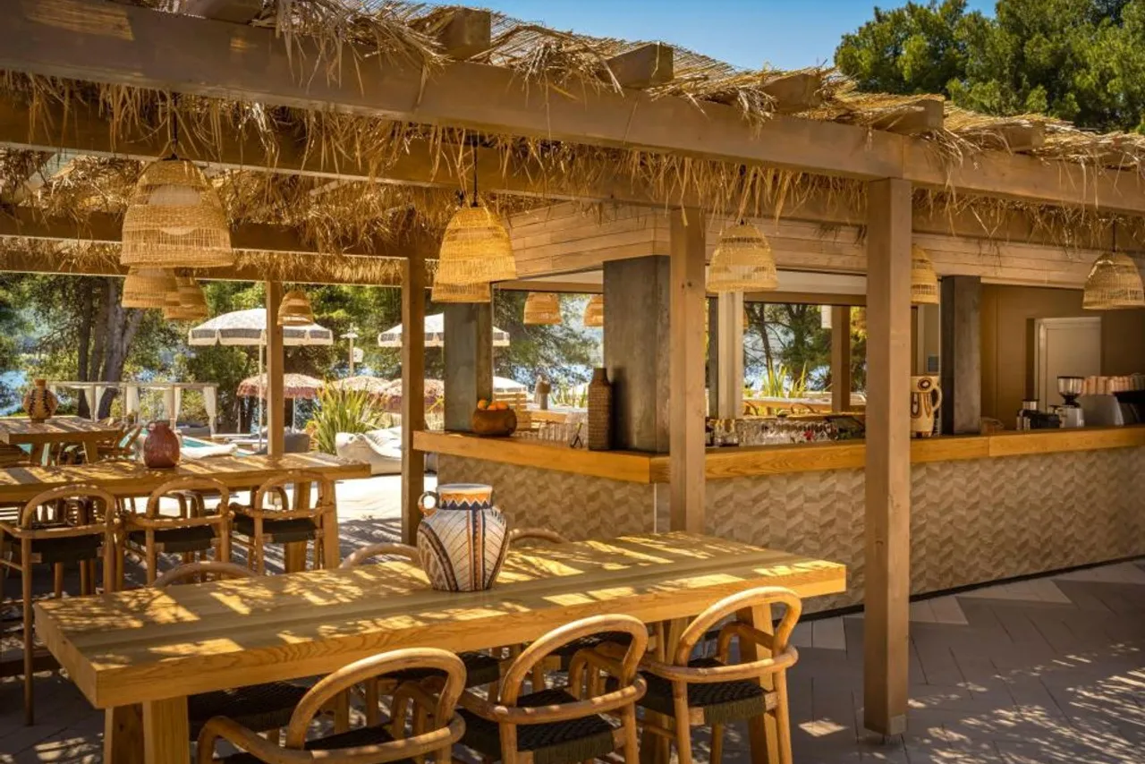 Places Hvar by Valamar — ภาพห้องพักและบรรยากาศ