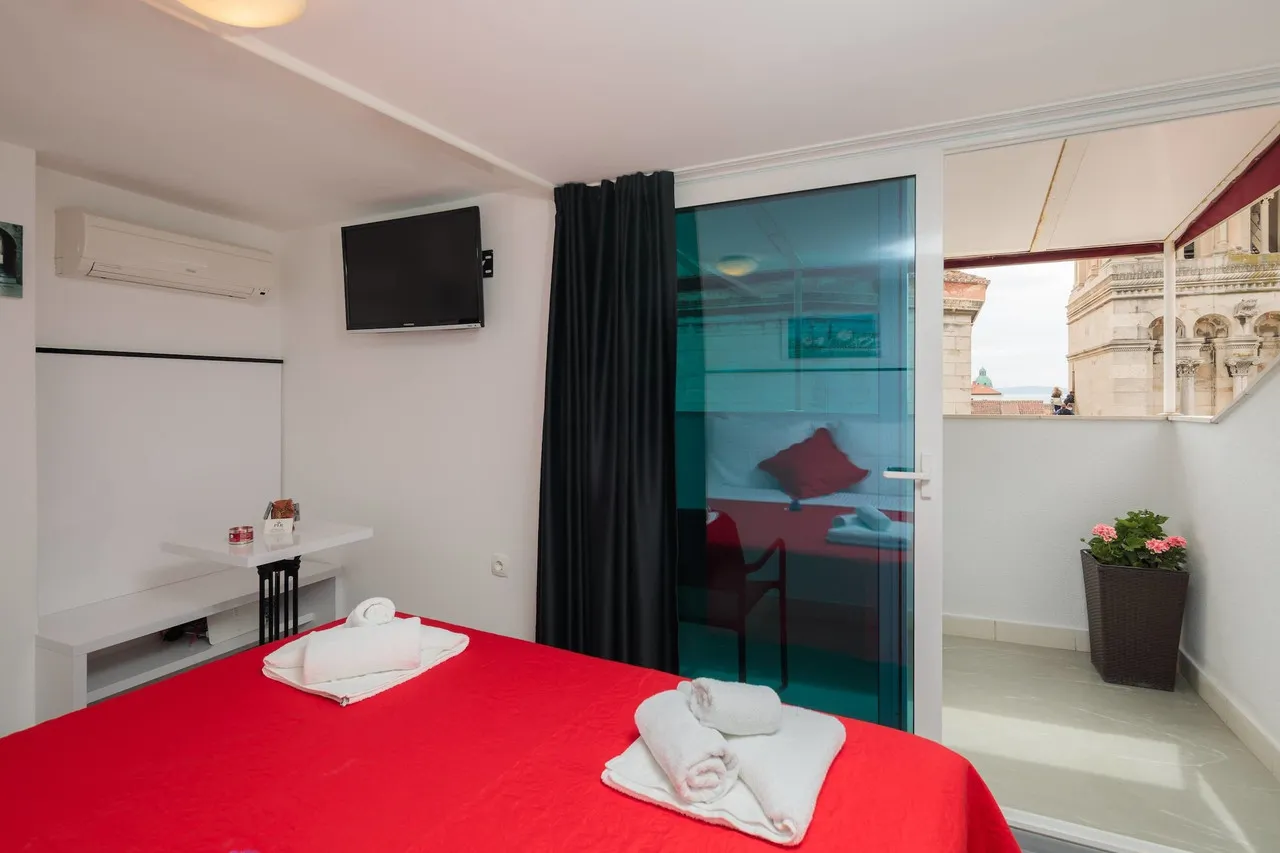 PLR Peristyle Luxury Rooms — rooms and atmosphere