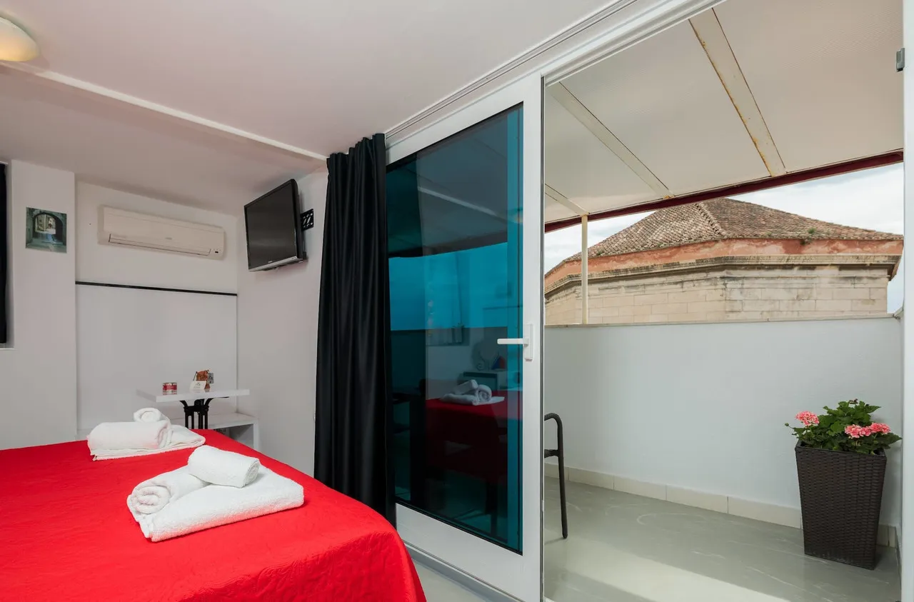 PLR Peristyle Luxury Rooms — rooms and atmosphere