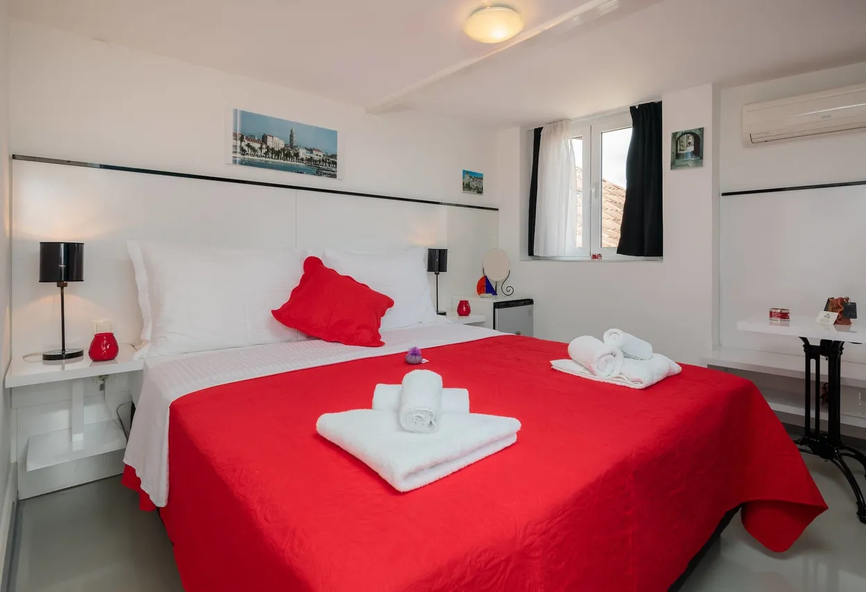 PLR Peristyle Luxury Rooms — rooms and atmosphere
