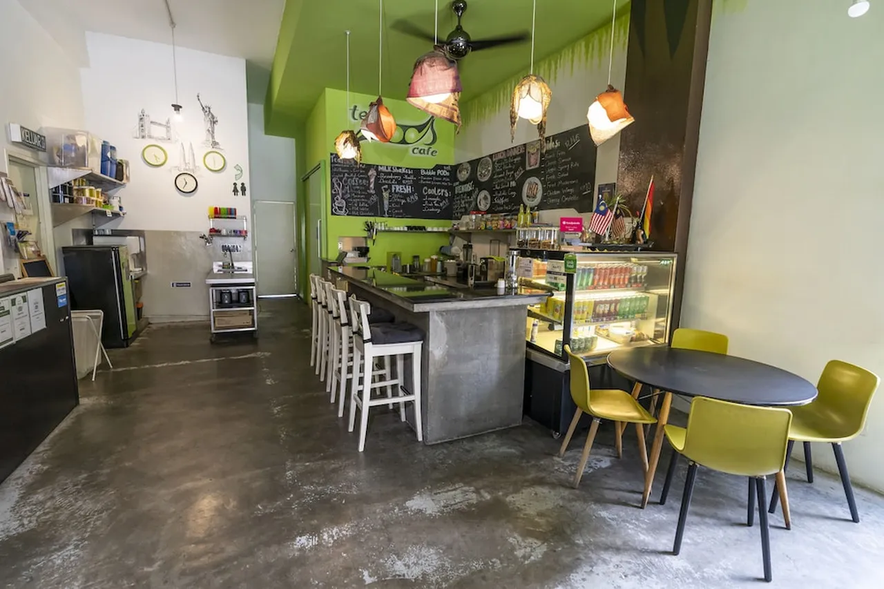 PODs The Backpackers Home & Cafe — rooms and atmosphere