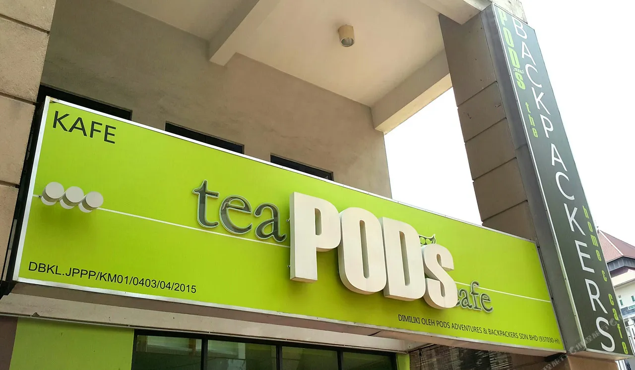 PODs The Backpackers Home & Cafe — rooms and atmosphere
