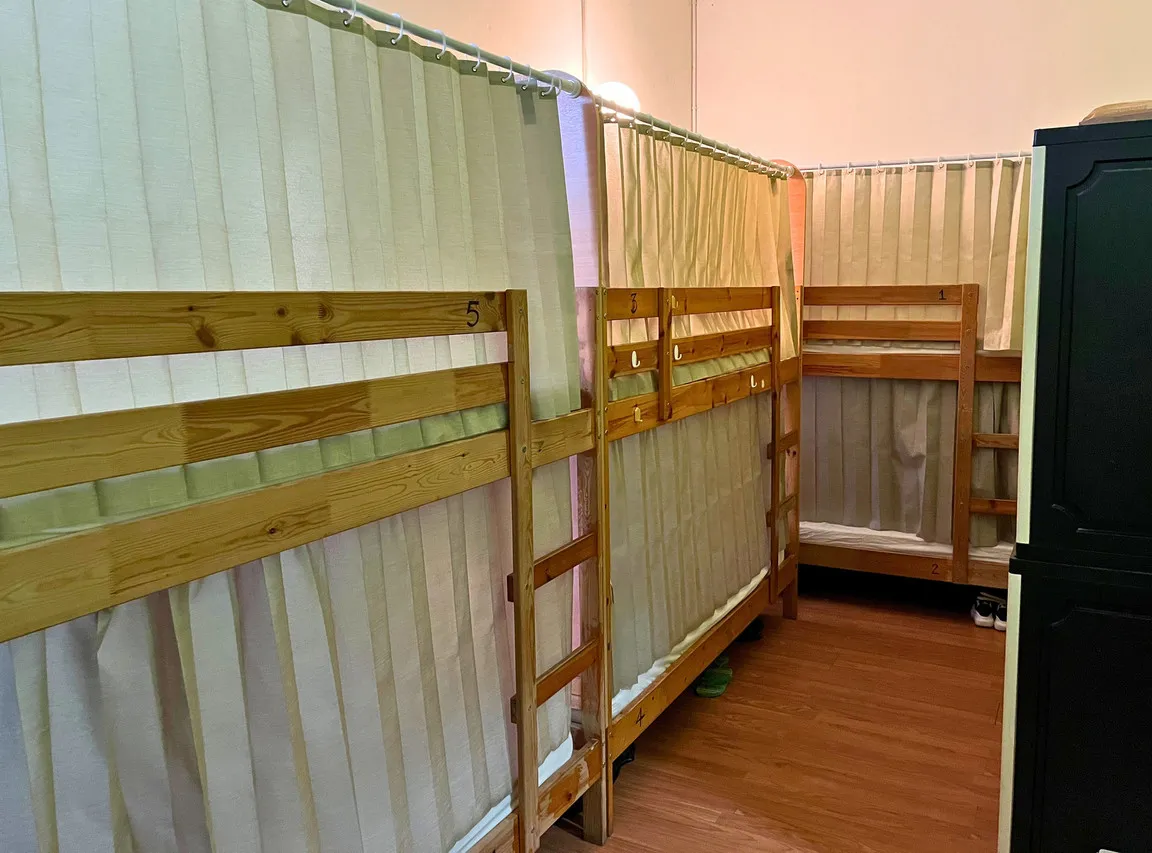 PODs The Backpackers Home & Cafe — rooms and atmosphere