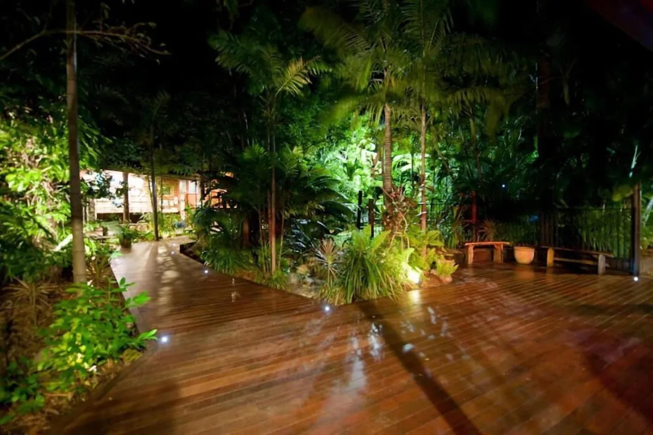 Dougies Backpackers Resort (เดิม Port Douglas Backpackers) — rooms and atmosphere