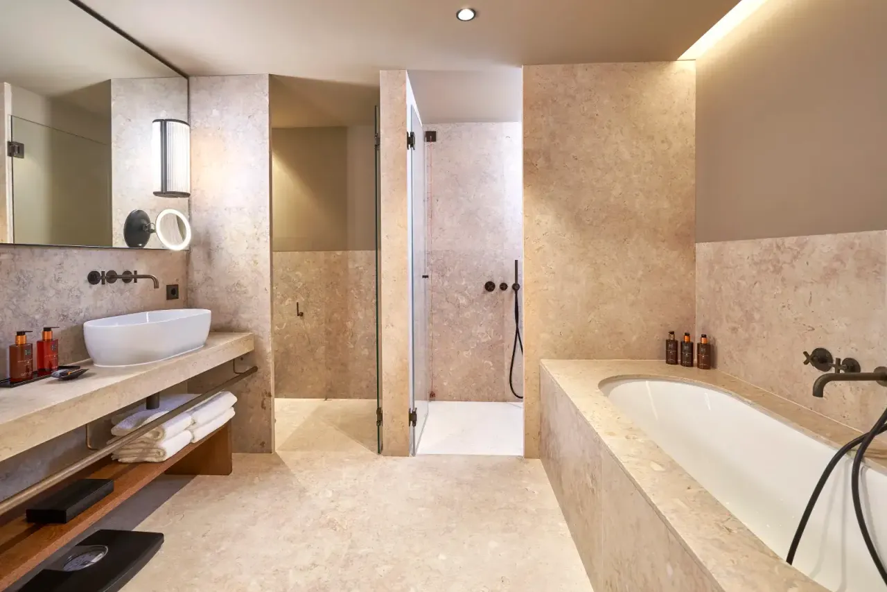 PortoBay Flores — rooms and atmosphere