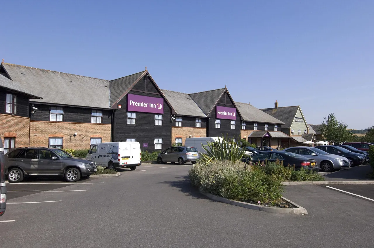 Premier Inn Salisbury North — rooms and atmosphere