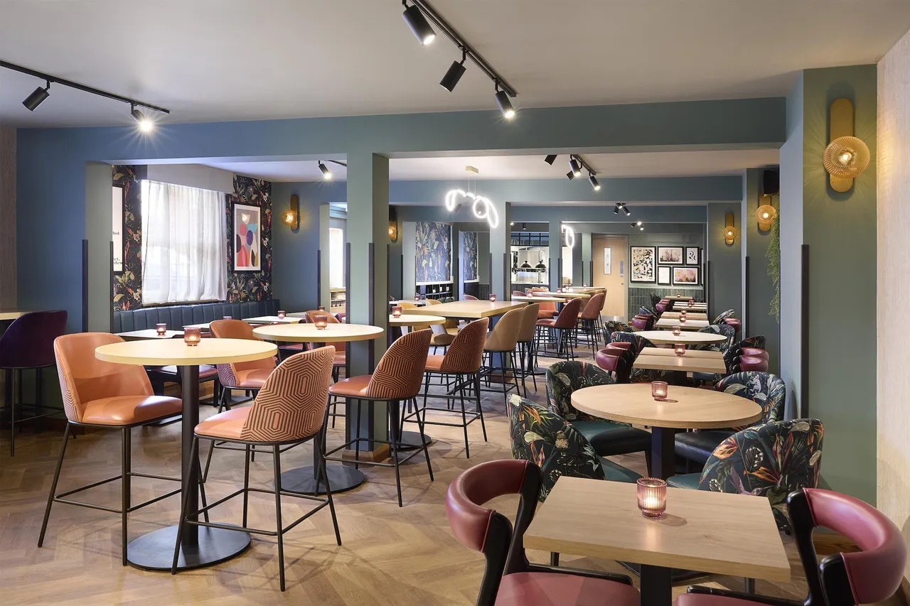 Premier Inn Salisbury North — rooms and atmosphere