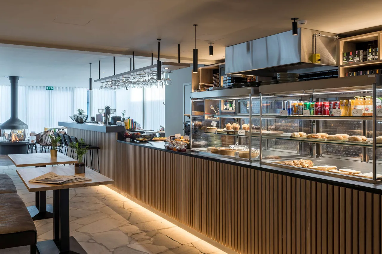 PREMIER SUITES PLUS Antwerp — ภาพห้องพักและบรรยากาศ