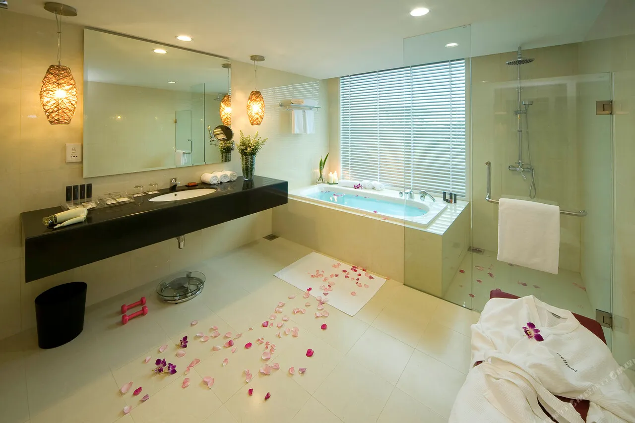 Pullman Kuching — rooms and atmosphere
