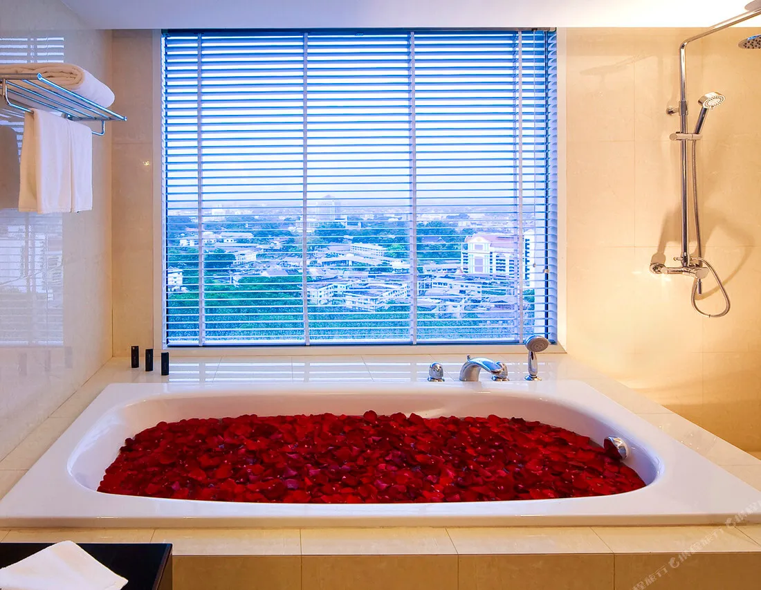 Pullman Kuching — rooms and atmosphere