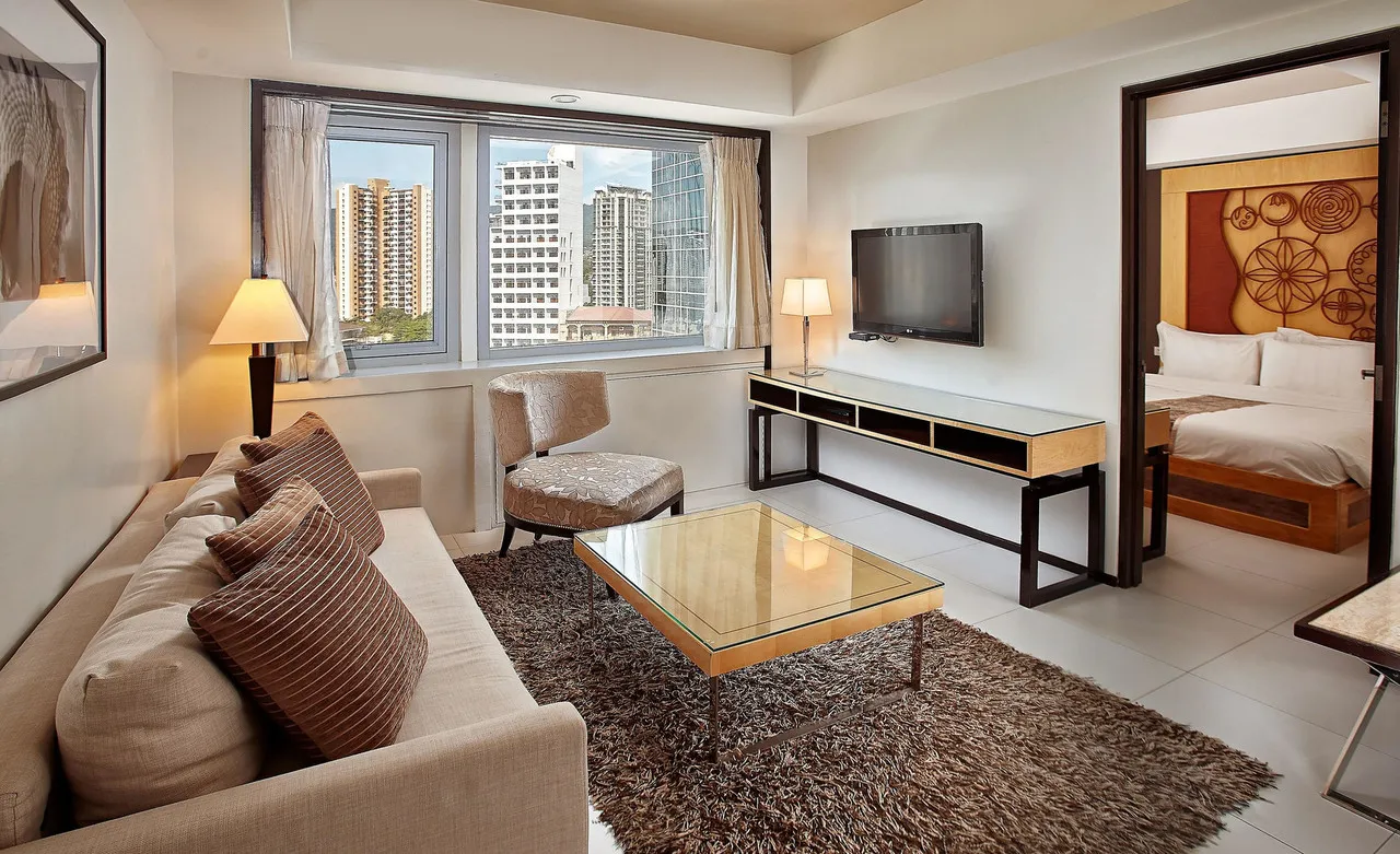 Quest Hotel & Conference Center – Cebu — rooms and atmosphere