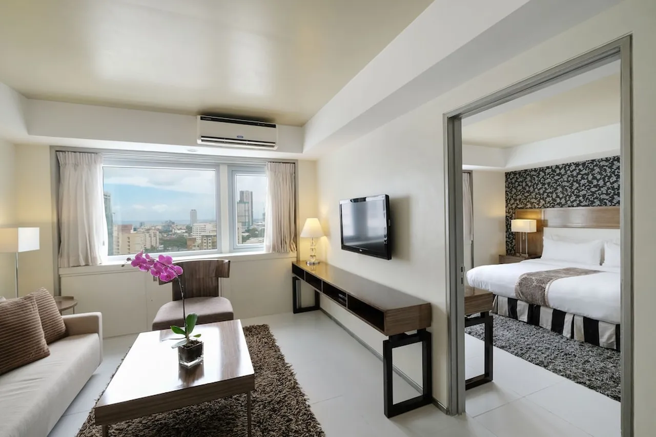 Quest Hotel & Conference Center – Cebu — rooms and atmosphere