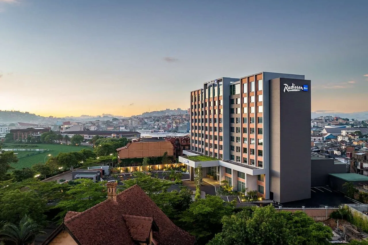 10 โรงแรมอันตานานาริโวน่าพักที่สุด — Haute-Ville · Tana Waterfront · Anosy (รีวิวลึก 2026 + ลีเมอร์ + Avenue of the Baobabs)