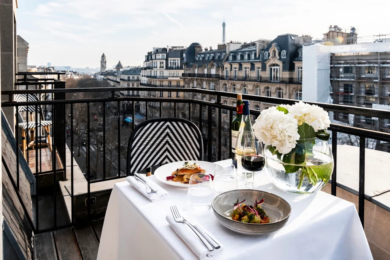 Radisson Blu Hotel Champs-Élysées — rooms and atmosphere
