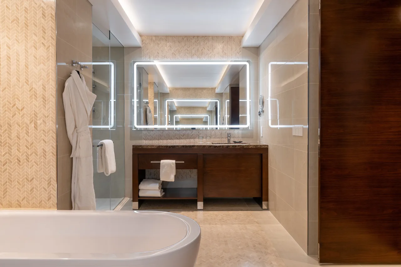 Radisson Blu Hotel, Conakry — rooms and atmosphere
